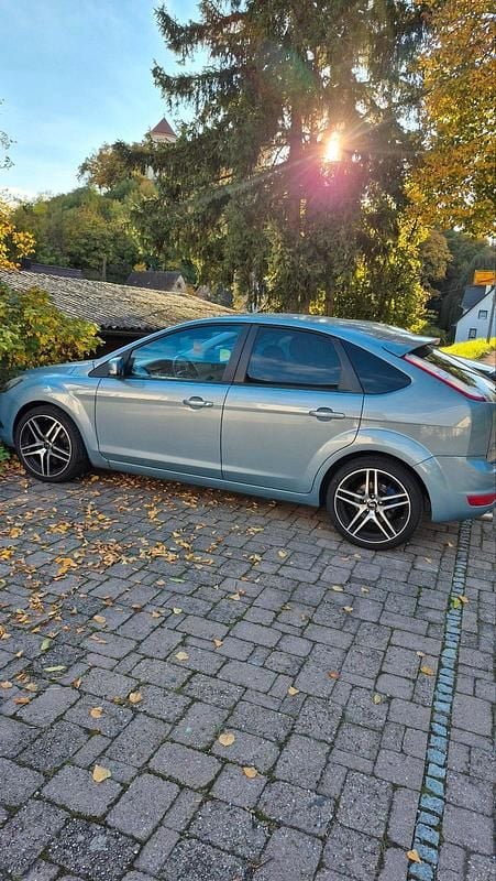 Blau Gebraucht 2009 Ford Focus Titanium Limousine | 1.700 € (Superpreis) - Bild 1/4
