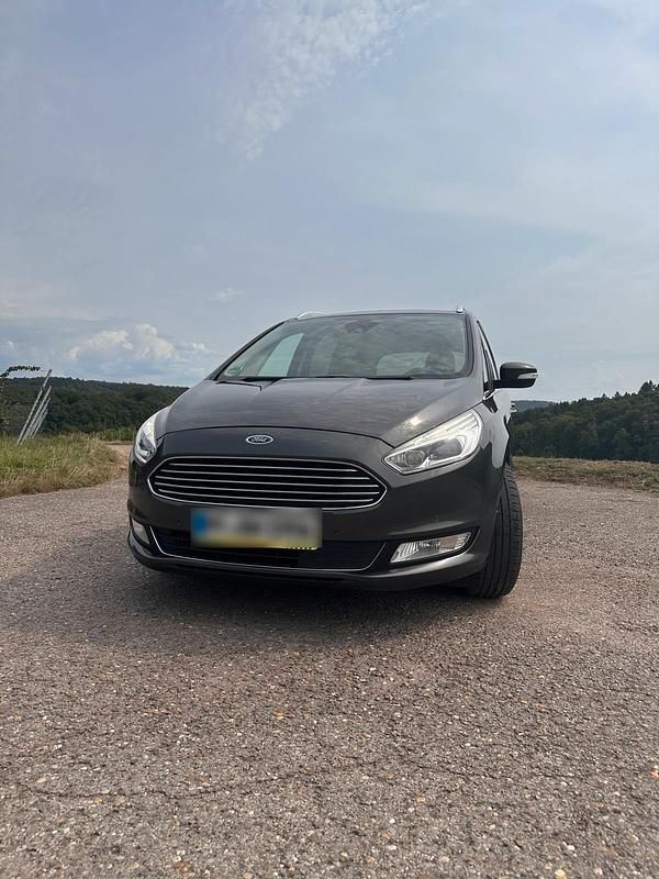 Grau Gebraucht 2017 Ford Galaxy Titanium Van / Kleinbus | 9.500 € - Bild 1/4
