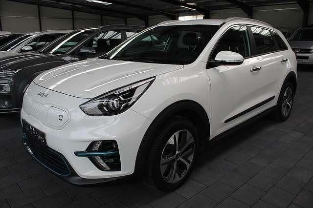Weiß Gebraucht 2021 Kia e-Niro Vision SUV | 19.490 € (Fairer Preis) - Bild 1/4