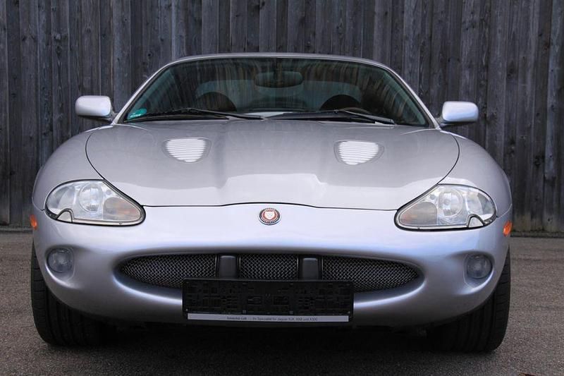 Second-hand Jaguar XKR 363 CP (266 kW) 2000 Argintiu Coupe