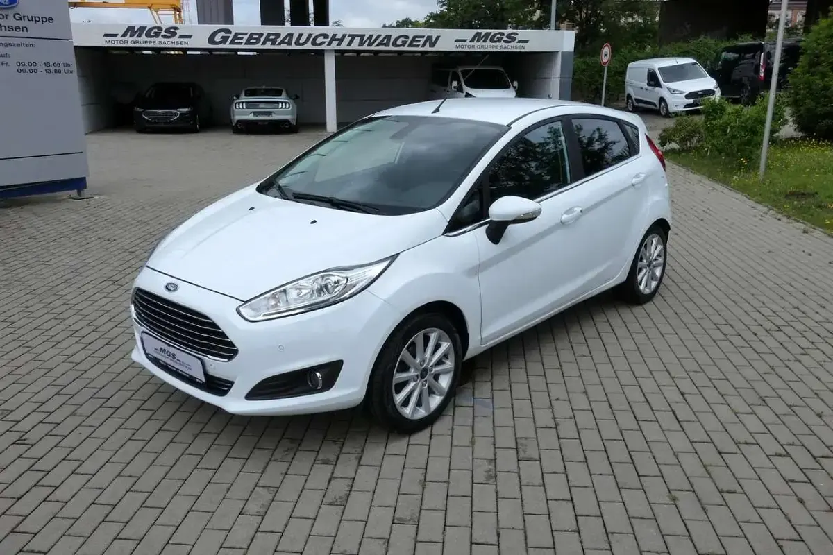 Gebraucht Ford Fiesta Titanium 101 PS (74 kW) 2015 Frostweiß Kleinwagen