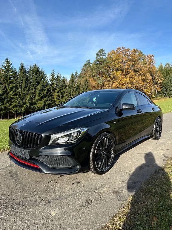 Schwarz Gebraucht 2017 Mercedes CLA250 AMG line Limousine | 22.500 € (Fairer Preis) - Bild 1/4