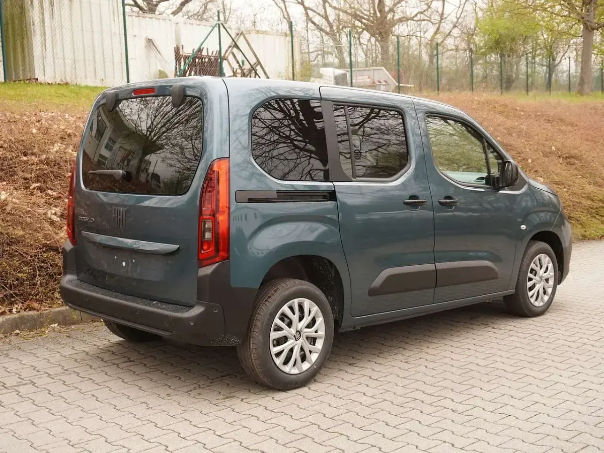 Neu Fiat Doblò 131 PS (96 kW) 2026 Blau Van / Kleinbus