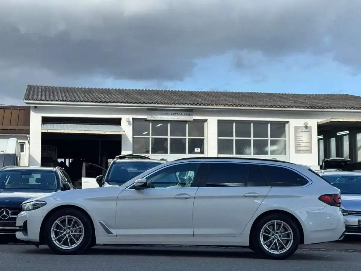 Gebraucht BMW 530 Performance 286 PS (210 kW) 2022 Mineralweiss Kombi