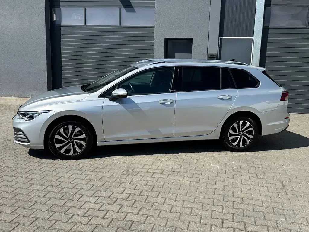 Używany VW Golf VIII Active 150 KM (110 kW) 2023 Srebrny Kombi