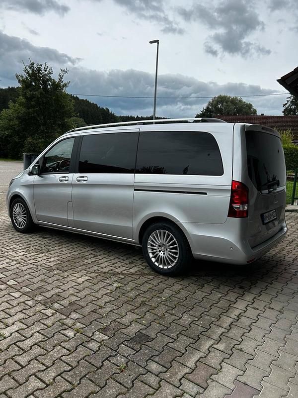 Silber Gebraucht 2016 Mercedes V220 Van / Kleinbus | 24.500 € (Superpreis) - Bild 1/4