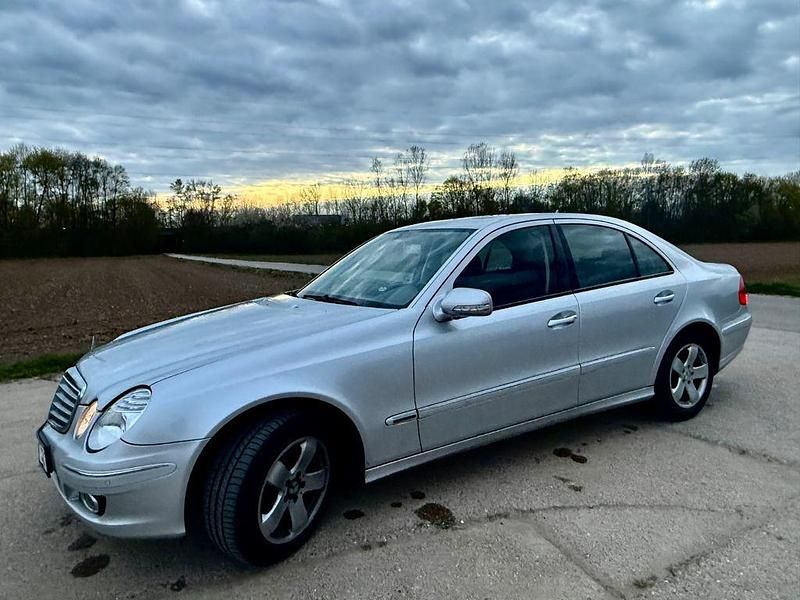 Gebraucht Mercedes E220 Classic 170 PS (125 kW) 2006 Silber Limousine