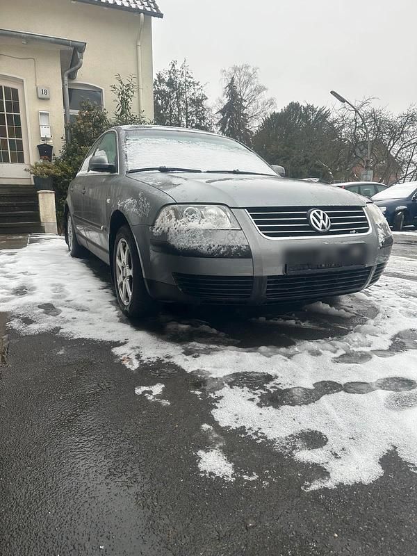 Grau Gebraucht 2003 VW Passat Limousine | 1.299 € (Superpreis) - Bild 1/4