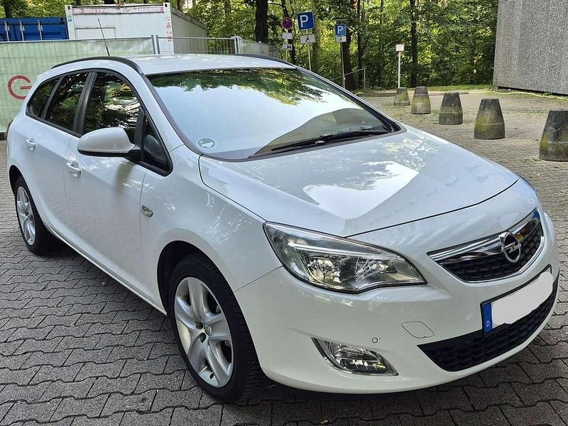Weiß Gebraucht 2012 Opel Astra Sport Kombi | 3.300 € (Guter Preis) - Bild 1/4