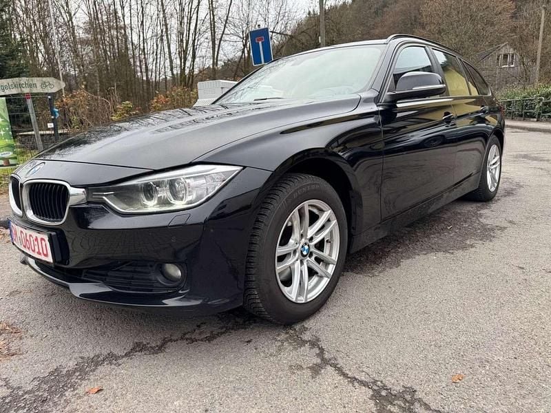 Schwarz Gebraucht 2013 BMW 320 Comfort Edition Kombi | 8.499 € (Superpreis) - Bild 1/4