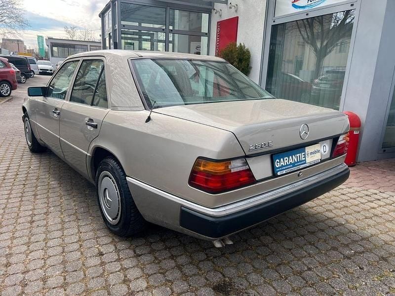 Gebraucht Mercedes E260 160 PS (117 kW) 1990 Silber Limousine