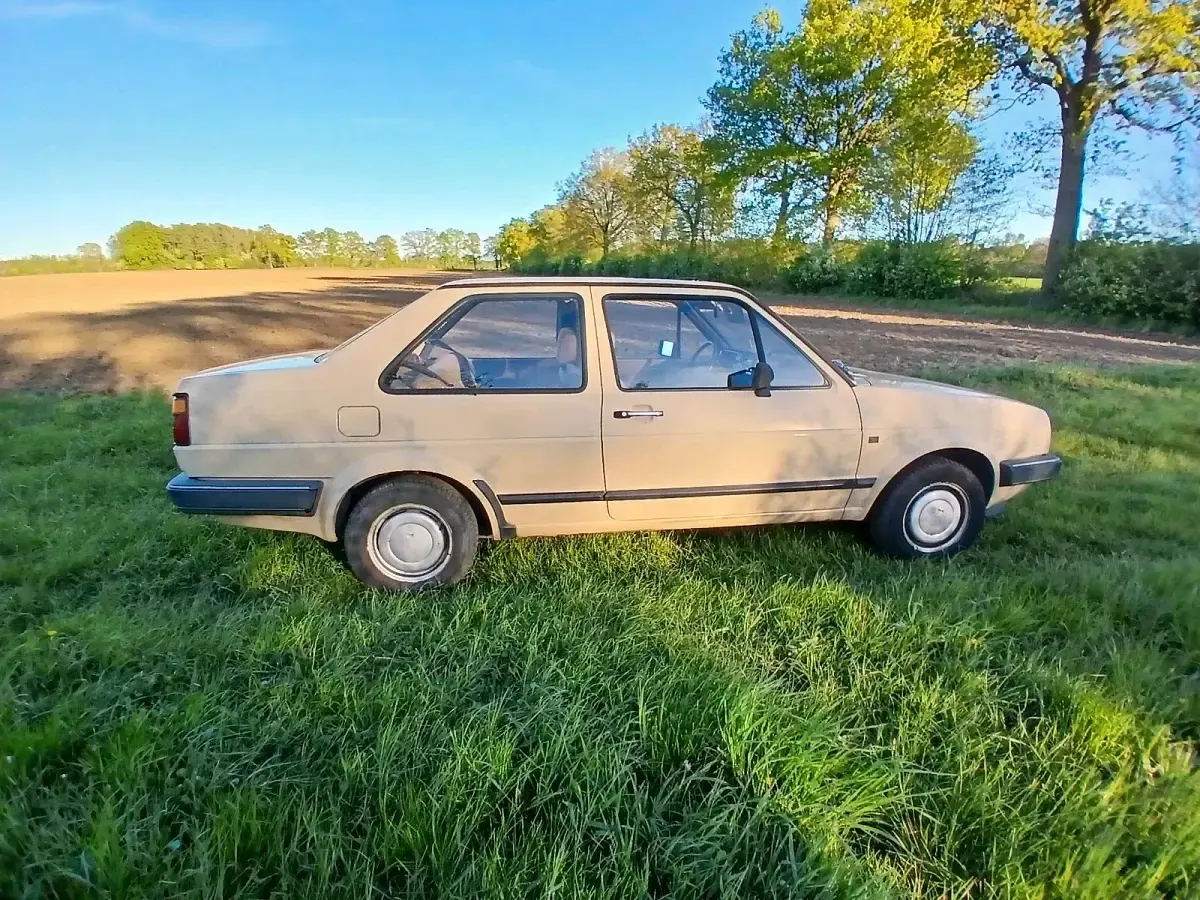 Używany VW Jetta 54 KM (39 kW) 1987 Beżowy Sedan/Limuzyna