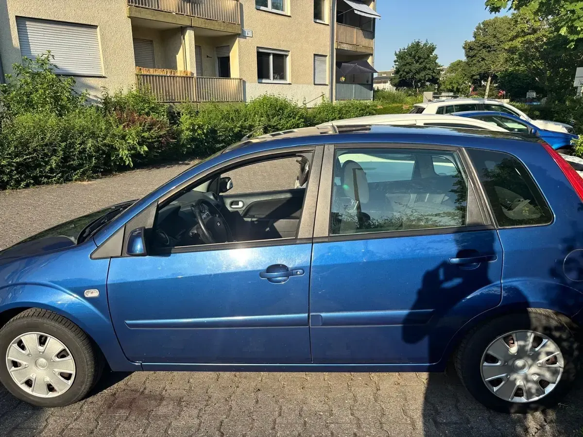 Gebraucht Ford Fiesta 69 PS (50 kW) 2007 Blau Kleinwagen