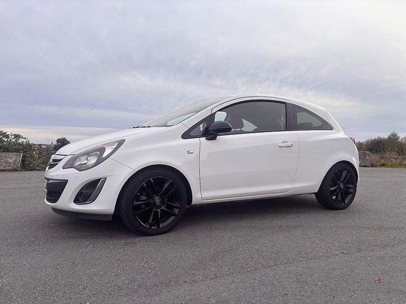 Weiß Gebraucht 2012 Opel Corsa Active Kleinwagen | 6.500 € (Teuer) - Bild 1/4