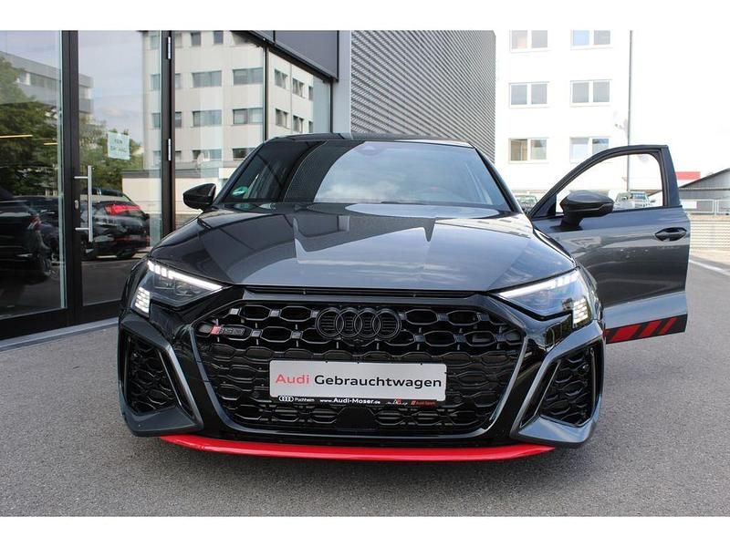 Daytonagrau perleffekt Gebraucht 2023 Audi RS3 Sportback Sport Kleinwagen | 59.840 € (Guter Preis) - Bild 1/4