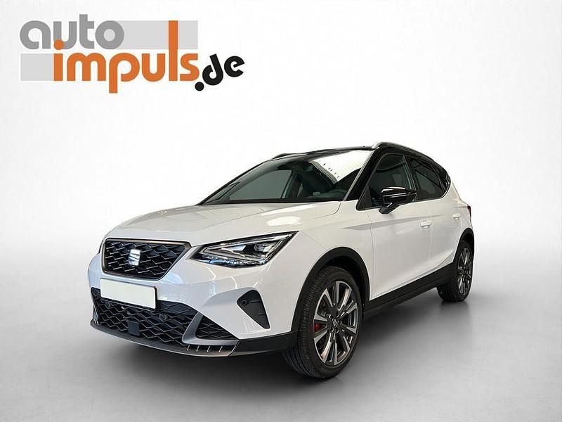 Nevadaweiss/schwarz (2y/0e) Neu 2025 Seat Arona FR SUV | 29.490 € (Fairer Preis) - Bild 1/4