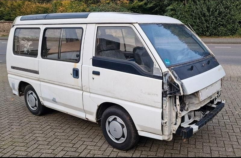 Silber Gebraucht 1996 Mitsubishi L300 Van / Kleinbus | 3.000 € - Bild 1/4