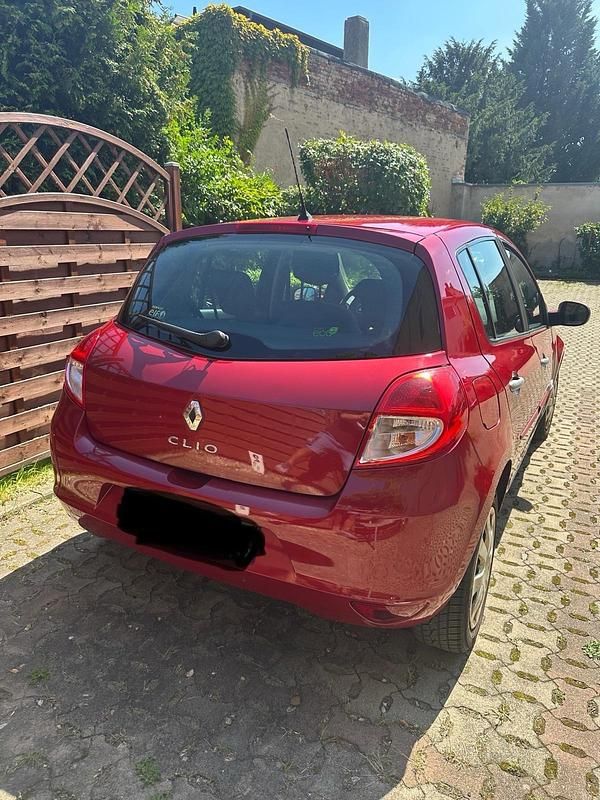 Rot Gebraucht 2009 Renault Clio III Dynamique Kleinwagen | 2.800 € - Bild 1/4