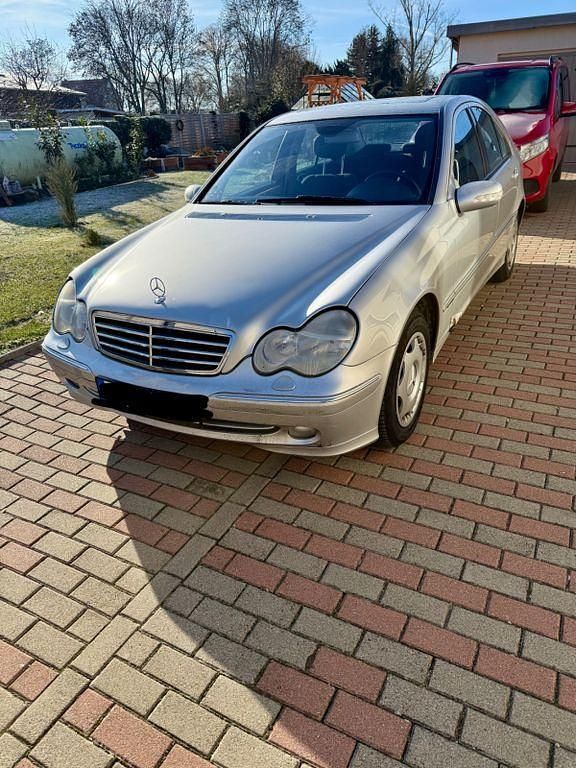 Silber Gebraucht 2003 Mercedes C220 Avantgarde Limousine | 2.399 € (Fairer Preis) - Bild 1/4