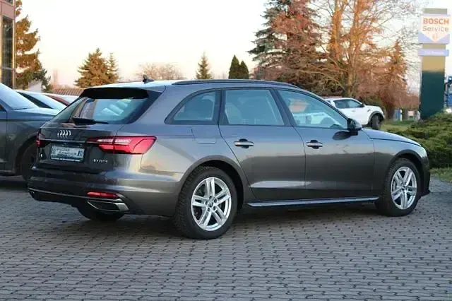 Używany Audi A4 Advanced 204 KM (150 kW) 2022 Szary Kombi