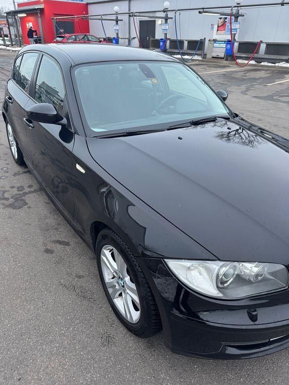 Gebraucht BMW 116 122 PS (89 kW) 2008 Schwarz Kleinwagen