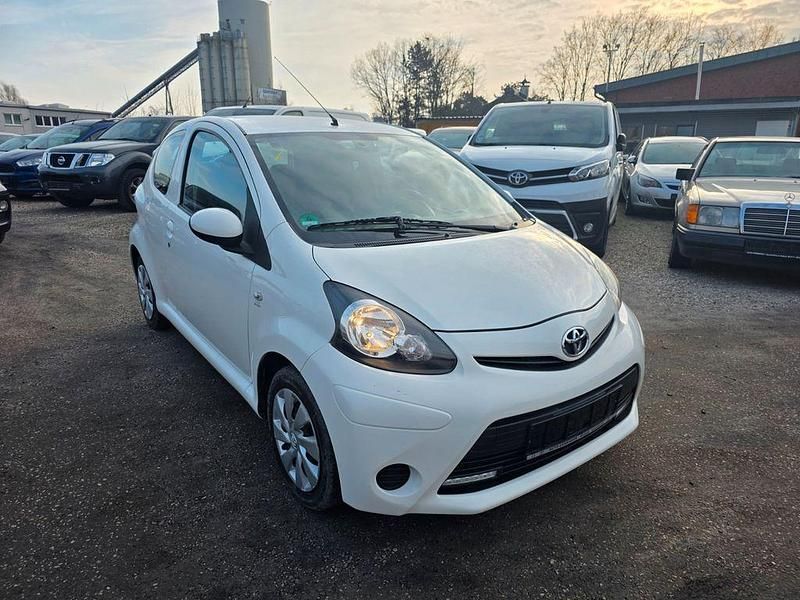 Gebraucht Toyota Aygo Cool 68 PS (50 kW) 2012 Weiß Kleinwagen