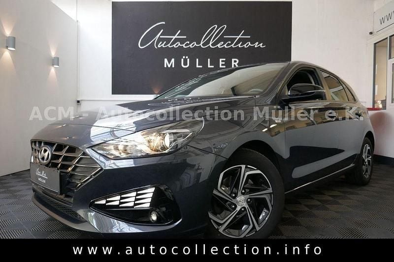 Dark knight (metallic) Gebraucht 2022 Hyundai i30 Edition 30 Limousine | 17.997 € (Fairer Preis) - Bild 1/4