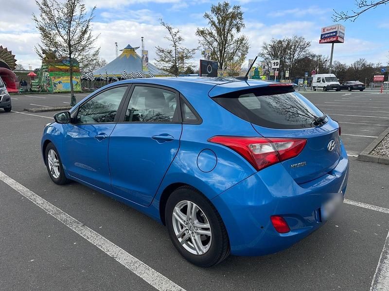 Gebraucht Hyundai i30 101 PS (74 kW) 2016 Blau Limousine