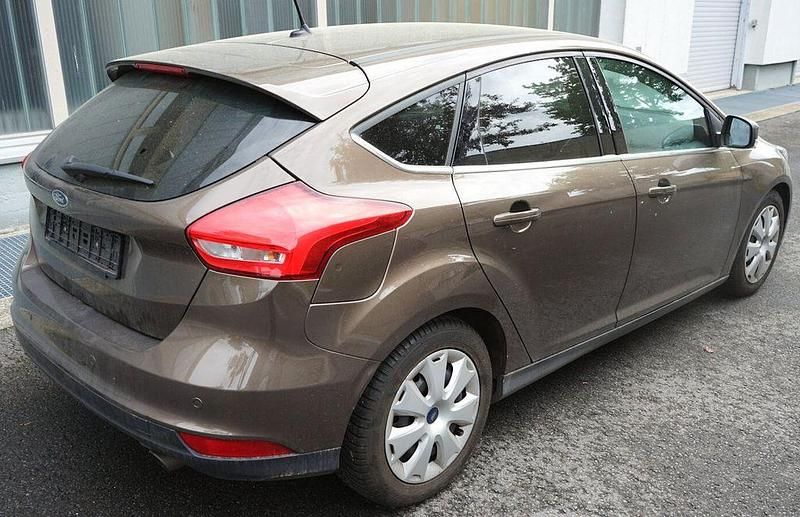 Braun Gebraucht 2016 Ford Focus Titanium Limousine | 13.900 € (Fairer Preis) - Bild 1/4