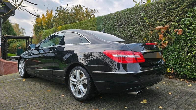 Gebraucht Mercedes E250 204 PS (150 kW) 2009 Schwarz Coupé