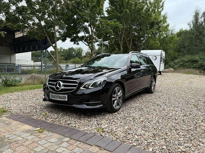 Obsidianschwarz Gebraucht 2013 Mercedes E220 Avantgarde Kombi | 10.999 € (Fairer Preis) - Bild 1/4