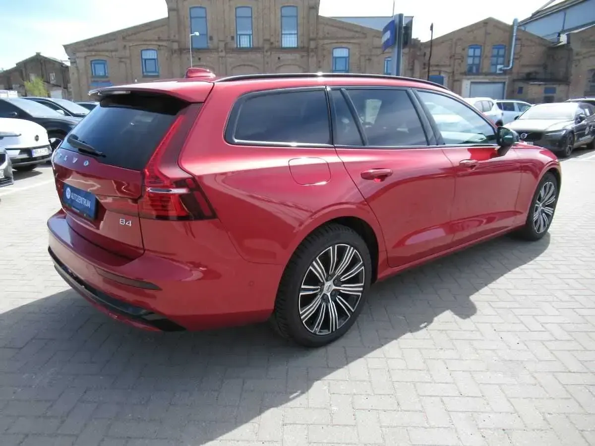 Gebraucht Volvo V60 145 PS (106 kW) 2025 Kombi
