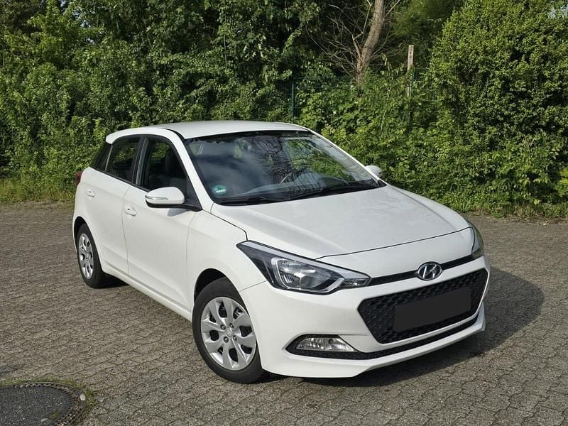 Weiß Gebraucht 2018 Hyundai i20 Classic Kleinwagen | 9.320 € (Fairer Preis) - Bild 1/4