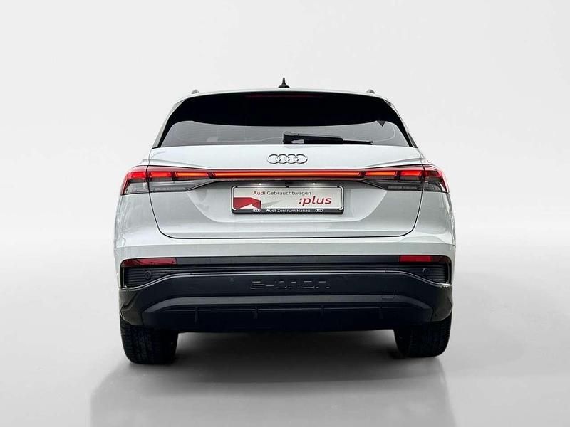Gebraucht Audi Q4 e-tron S-Line 150 kW (204 PS) 2022 Gletscherweiß metallic SUV