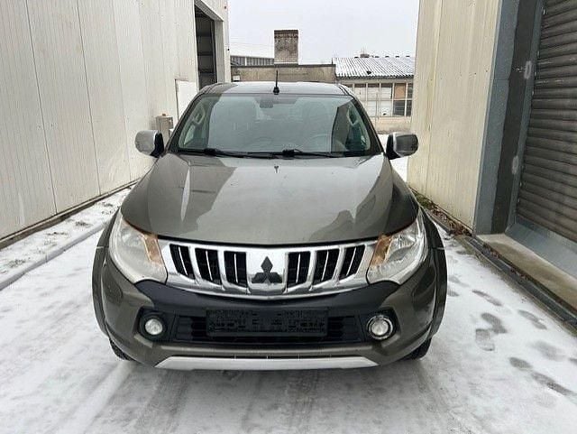 Gebraucht Mitsubishi L200 Basis 181 PS (133 kW) 2017 Grün Abholung