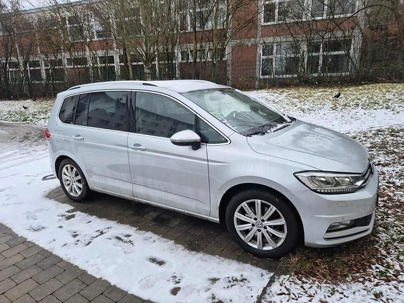 Silber Gebraucht 2016 VW Touran Highline Van / Kleinbus | 12.900 € (Fairer Preis) - Bild 1/4