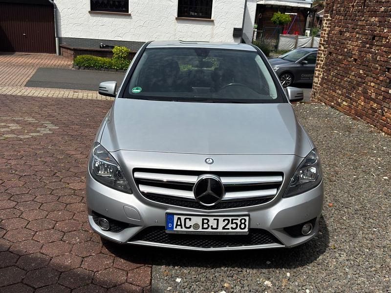 Grau Gebraucht 2014 Mercedes B180 Van / Kleinbus | 9.000 € (Superpreis) - Bild 1/4