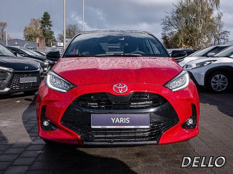 Neu Toyota Yaris Hybrid Plus 131 PS (96 kW) 2025 Rot Limousine