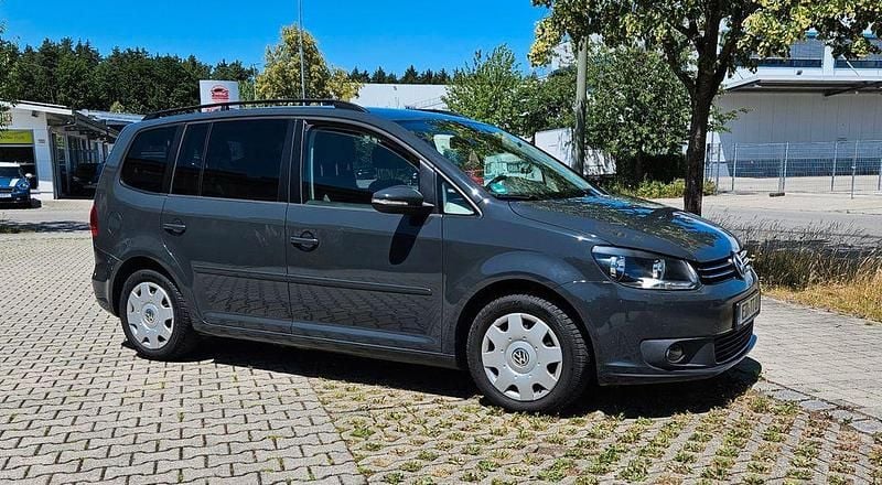 Grau Gebraucht 2015 VW Touran Van / Kleinbus | 7.600 € (Fairer Preis) - Bild 1/4