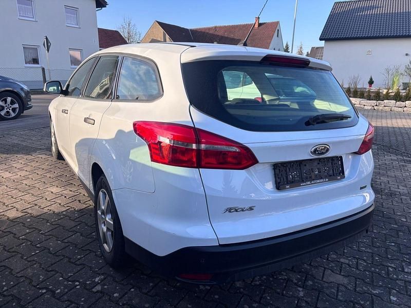Gebraucht Ford Focus Ambiente 101 PS (74 kW) 2015 Weiß Kombi