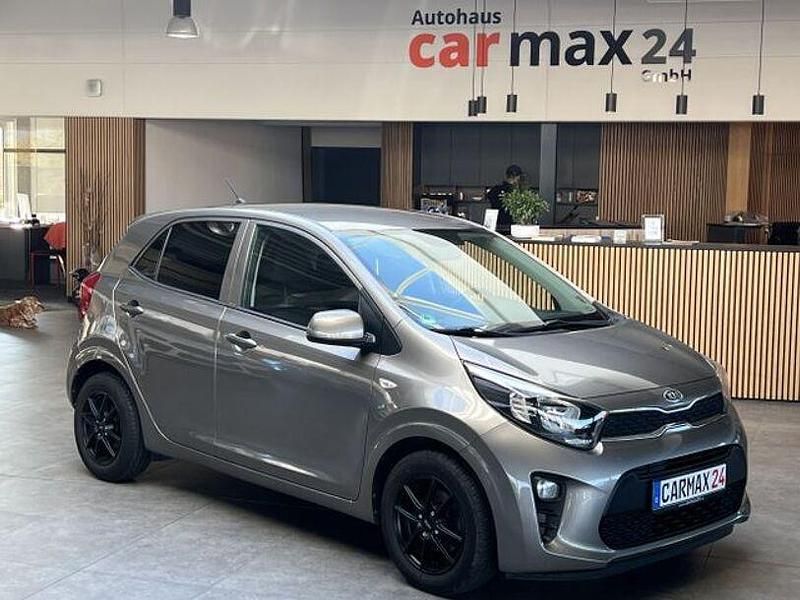 (im) titaniumsilber met. Gebraucht 2021 Kia Picanto DREAM-TEAM Edition Kleinwagen | 11.970 € (Fairer Preis) - Bild 1/4