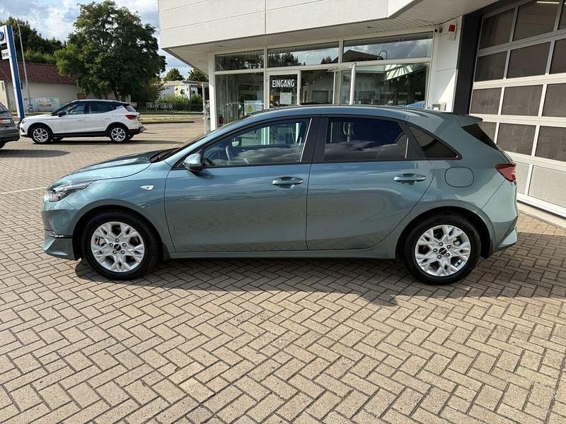Neu Kia Ceed LX 140 PS (102 kW) 2025 Grau Kleinwagen