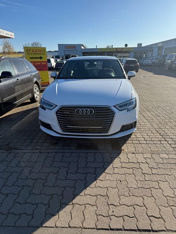 Weiß Gebraucht 2017 Audi A3 Sportback e-tron Basis Kleinwagen | 15.990 € - Bild 1/4