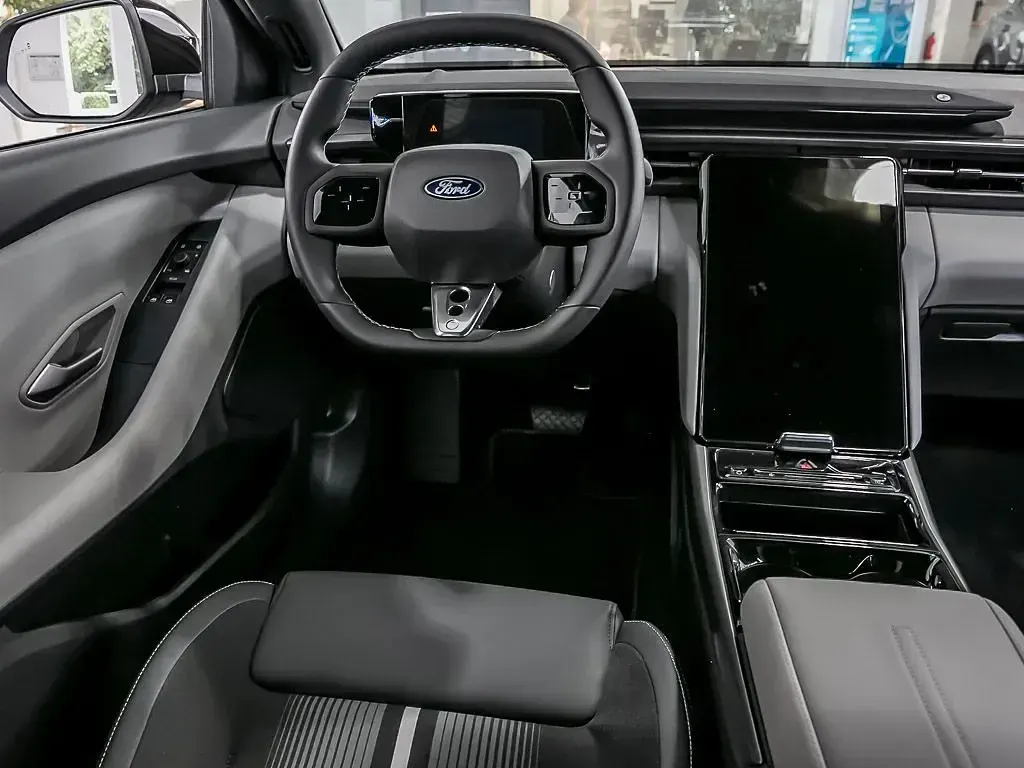 Nowe Ford Capri 210 kW (286 KM) 2025 Czarny SUV