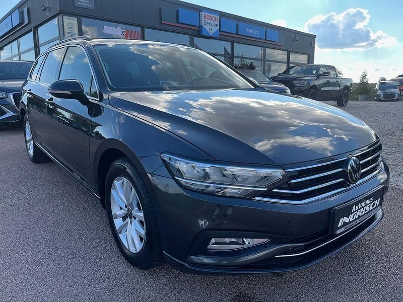 Grau Gebraucht 2023 VW Passat Business Kombi | 20.490 € (Superpreis) - Bild 1/4