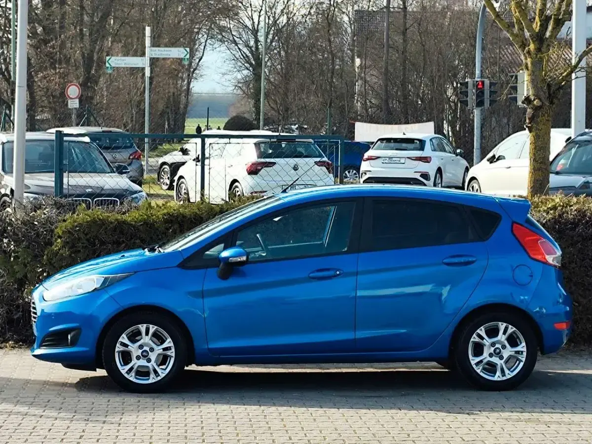 Używany Ford Fiesta SYNC Edition 95 KM (69 kW) 2014 Niebieski Hatchback