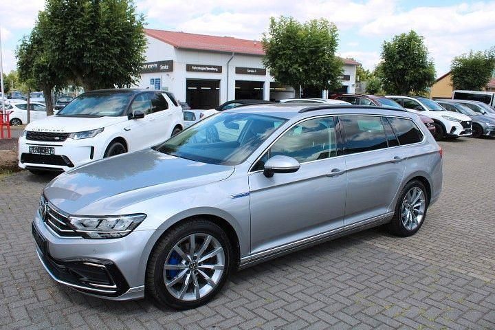 Pyritsilber metallic Gebraucht 2020 VW Passat GTE Kombi | 22.900 € (Fairer Preis) - Bild 1/4