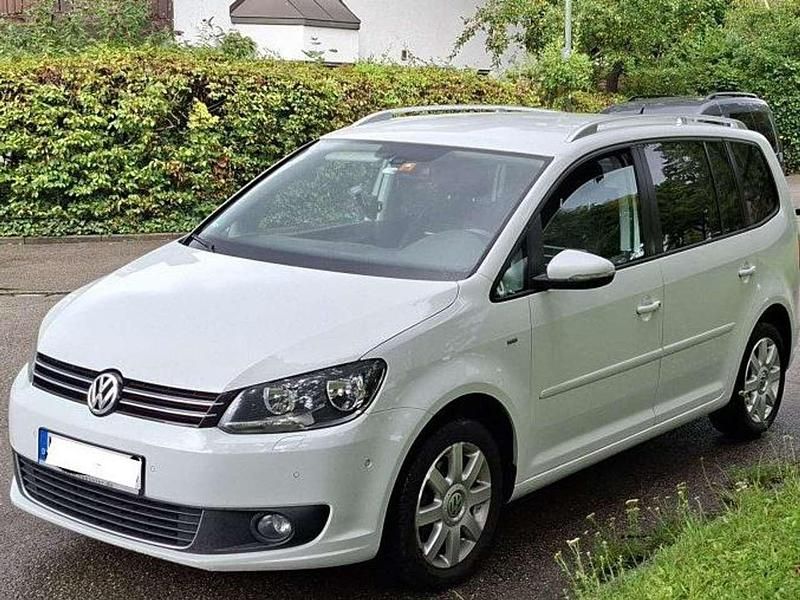 Weiß Gebraucht 2015 VW Touran Cup Van / Kleinbus | 8.900 € (Superpreis) - Bild 1/4