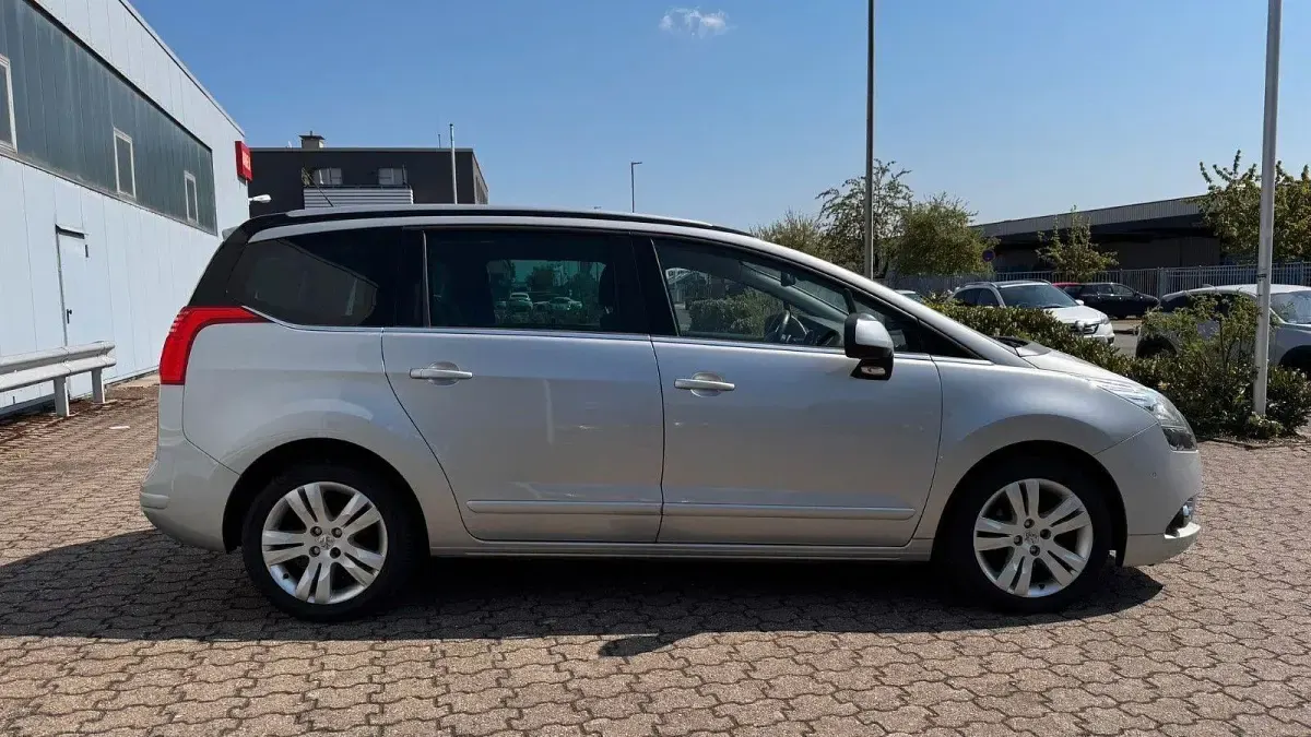 Gebraucht Peugeot 5008 Allure 111 PS (81 kW) 2012 Grau Van / Kleinbus