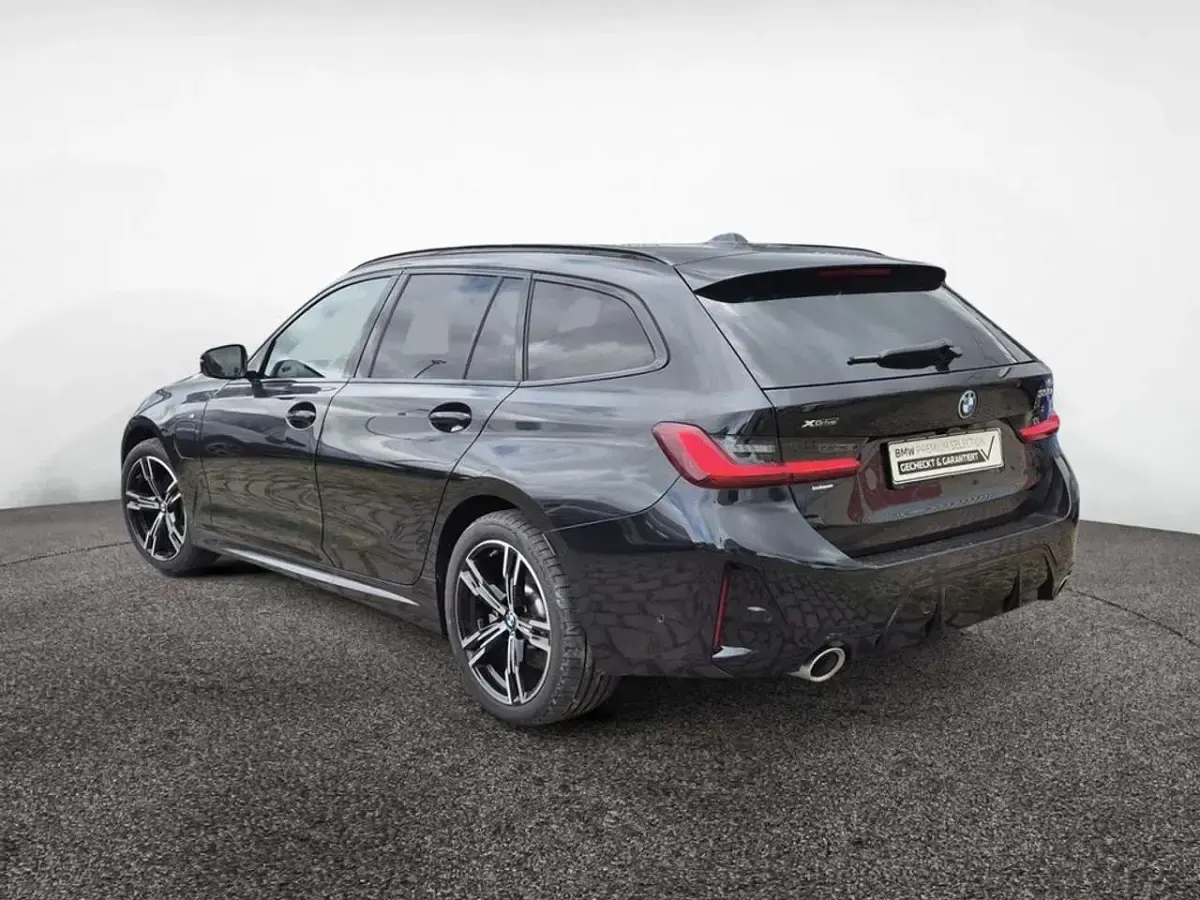 Gebraucht BMW 330e M Sport 292 PS (214 kW) 2025 Black sapphire Kombi